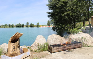 Grillades au bord du lac pour les salariés, les membres du bureau et du comité directeur ainsi que des familles (23/06/2018)