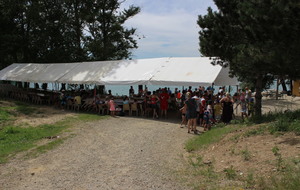 Pause goûter après avoir joué dans l'eau lors de la fête du club (23/06/2018)