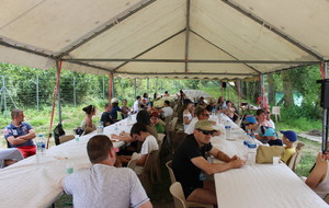 Pause goûter après avoir joué dans l'eau lors de la fête du club (23/06/2018)