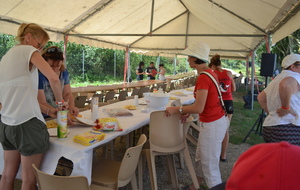 Repas des salariés, des membres du comité directeur et du bureau ainsi que des familles (23/06/2018)


Photo : Tiffany M.