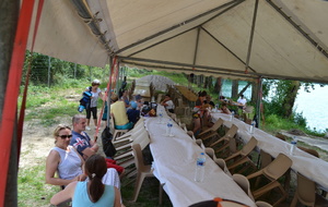 Pause goûter après avoir joué dans l'eau lors de la fête du club (23/06/2018)

Photo : Tiffany M.