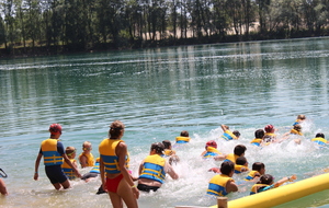 Session de jeu pour tous les adhérents et leur famille sur la structure gonflable d'AquaPlay Park.

Photos Elodie Vianai