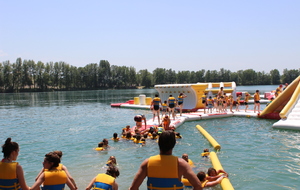 Session de jeu pour tous les adhérents et leur famille sur la structure gonflable d'AquaPlay Park.

Photos Elodie Vianai