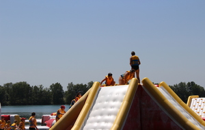 Session de jeu pour tous les adhérents et leur famille sur la structure gonflable d'AquaPlay Park.

Photos Elodie Vianai