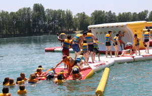 Session de jeu pour tous les adhérents et leur famille sur la structure gonflable d'AquaPlay Park.

Photos Elodie Vianai