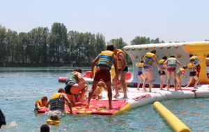 Session de jeu pour tous les adhérents et leur famille sur la structure gonflable d'AquaPlay Park.

Photos Elodie Vianai