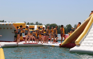 Session de jeu pour tous les adhérents et leur famille sur la structure gonflable d'AquaPlay Park.

Photos Elodie Vianai