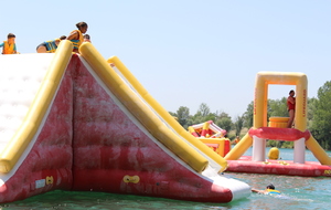 Session de jeu pour tous les adhérents et leur famille sur la structure gonflable d'AquaPlay Park.

Photos Elodie Vianai