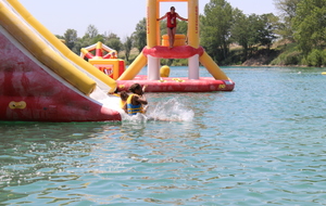 Session de jeu pour tous les adhérents et leur famille sur la structure gonflable d'AquaPlay Park.

Photos Elodie Vianai