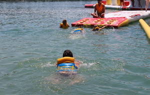Session de jeu pour tous les adhérents et leur famille sur la structure gonflable d'AquaPlay Park.

Photos Elodie Vianai