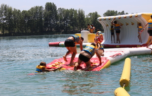 Session de jeu pour tous les adhérents et leur famille sur la structure gonflable d'AquaPlay Park.

Photos Elodie Vianai