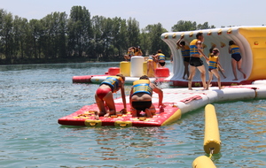 Session de jeu pour tous les adhérents et leur famille sur la structure gonflable d'AquaPlay Park.

Photos Elodie Vianai