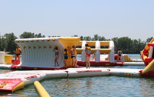 Session de jeu pour tous les adhérents et leur famille sur la structure gonflable d'AquaPlay Park.

Photos Elodie Vianai