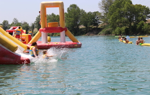 Session de jeu pour tous les adhérents et leur famille sur la structure gonflable d'AquaPlay Park.

Photos Elodie Vianai