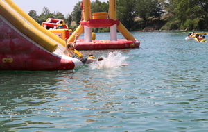 Session de jeu pour tous les adhérents et leur famille sur la structure gonflable d'AquaPlay Park.

Photos Elodie Vianai