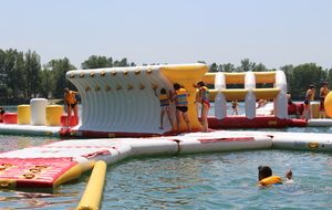 Session de jeu pour tous les adhérents et leur famille sur la structure gonflable d'AquaPlay Park.

Photos Elodie Vianai