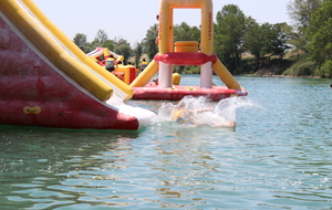 Session de jeu pour tous les adhérents et leur famille sur la structure gonflable d'AquaPlay Park.

Photos Elodie Vianai