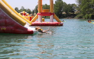 Session de jeu pour tous les adhérents et leur famille sur la structure gonflable d'AquaPlay Park.

Photos Elodie Vianai