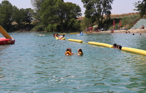 Session de jeu pour tous les adhérents et leur famille sur la structure gonflable d'AquaPlay Park.

Photos Elodie Vianai