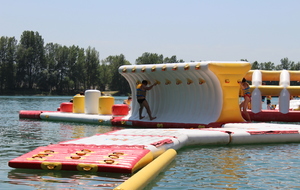 Session de jeu pour tous les adhérents et leur famille sur la structure gonflable d'AquaPlay Park.

Photos Elodie Vianai