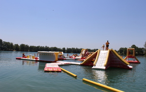 Session de jeu pour tous les adhérents et leur famille sur la structure gonflable d'AquaPlay Park.

Photos Elodie Vianai