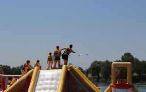 Session de jeu pour tous les adhérents et leur famille sur la structure gonflable d'AquaPlay Park.

Photos Elodie Vianai