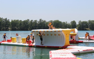 Session de jeu pour tous les adhérents et leur famille sur la structure gonflable d'AquaPlay Park.

Photos Elodie Vianai