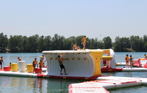 Session de jeu pour tous les adhérents et leur famille sur la structure gonflable d'AquaPlay Park.

Photos Elodie Vianai