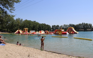 Session de jeu pour tous les adhérents et leur famille sur la structure gonflable d'AquaPlay Park.

Photos Elodie Vianai