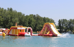 Session de jeu pour tous les adhérents et leur famille sur la structure gonflable d'AquaPlay Park.

Photos Elodie Vianai