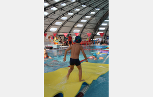 Les enfants de l'Ecole de Natation sur le parcours ludique

Photos Elodie Vianai