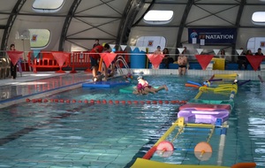 Les enfants de l'Ecole de Natation sur le parcours ludique

Photo Tiffany Mailhol