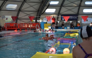 Les enfants de l'Ecole de Natation sur le parcours ludique

Photo Tiffany Mailhol