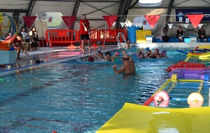 Les enfants de l'Ecole de Natation sur le parcours ludique

Photo Tiffany Mailhol